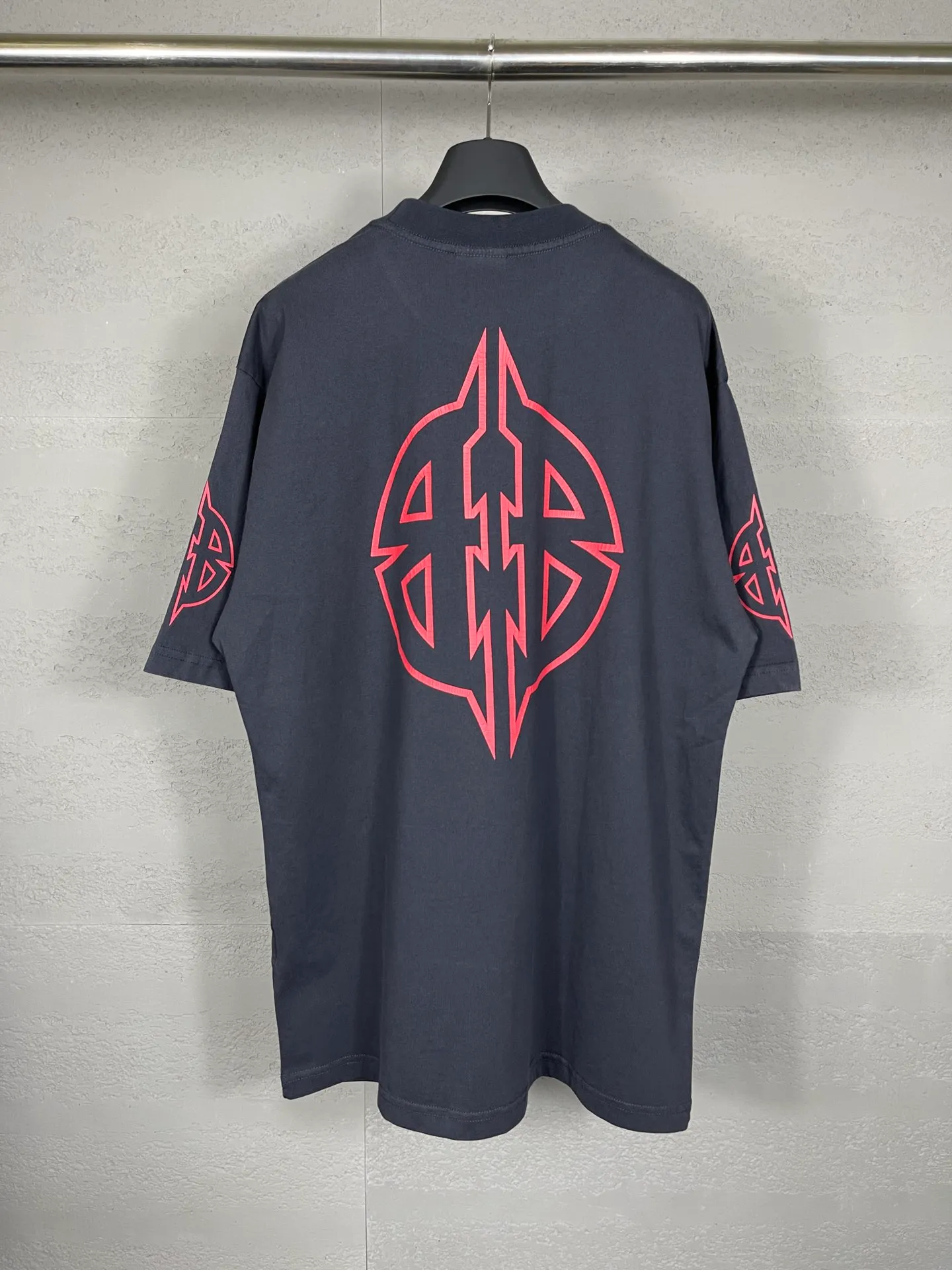 【 . Quality】BALENCI*GA/ .2024New Arrival.Classic LOGO T . . Authentic ， ！ ZP . 260 ， . ， ，。 。Classic ， ， ， 。 . ， ， ， OS . Same Style ：BL 223209 ：Dark Blue ，White Size：XS L